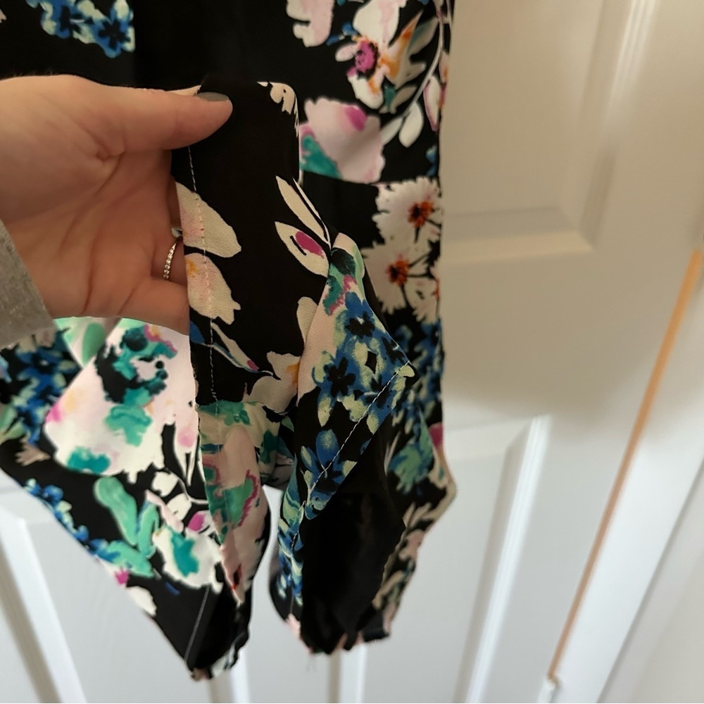 Floral Open Back Romper - Picture 4 of 9